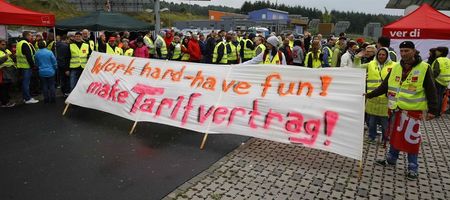 © Reuters. Workers and Verdi union members protest during strike action outside the Amazon.de distribution centre in Bad Hersfeld