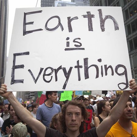 © Reuters. Manifestantes contra el cambio climático marchan por Wall St