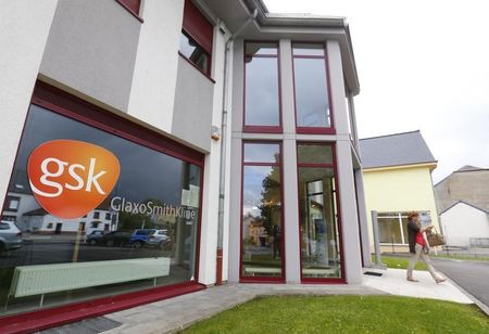 © Reuters. The GlaxoSmithKline logo is seen at the entrance of a building in Luxembourg