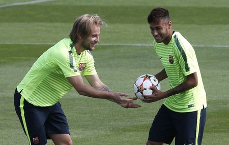 © Reuters. Neymar y Rakitic son duda para el partido contra el Málaga 