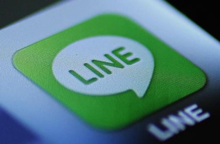 © Reuters. The icon of a free communication app "Line" is pictured on an Apple Inc's iPhone in this photo illustration in Tokyo