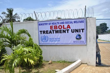© Reuters. خبراء منظمة الصحة يعارضون فرض حظر سفر على البلدان الموبوءة بالايبولا