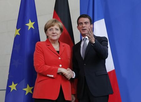 © Reuters. Il cancelliere tedesco Angela Merkel e il premier francese Manuel Valls oggi a Berlino