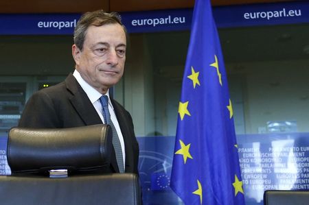 © Reuters. Presidente do Banco Central Europeu, Mario Draghi, ao chegar para uma reunião no Parlamento Europeu, em Bruxelas