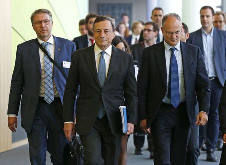 © Reuters. Il presidente della Banca centrale europea Mario Draghi oggi all'arrivo all'Europarlamento a Bruxelles