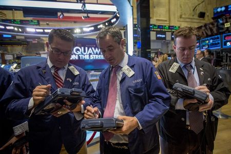 © Reuters. Traders work on the floor of the New York Stock Exchange