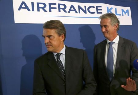 © Reuters. Chairman and CEO of Air France-KLM Alexandre de Juniac and Air France CEO Frederic Gagey leave after a news conference in Paris on the second week of a strike by Air France pilots