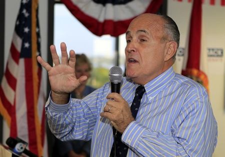 © Reuters. Former New York City Mayor Rudy Giuliani speaks during a 'Get out the Vote' rally at West Palm Beach