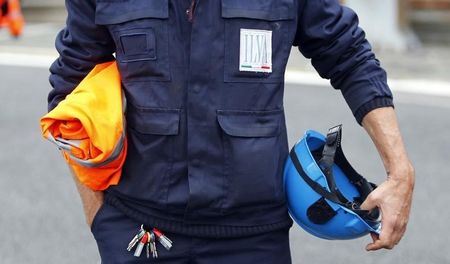 © Reuters. Un operaio di Ilva durante una manifestazione a Genova