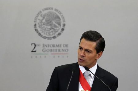 © Reuters. Mexico's President Pena Nieto addresses the audience during his second State of the Union address at the National Palace in Mexico City