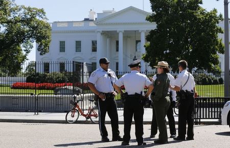 © Reuters. مدع: المتسلل الى البيت الأبيض كانت بسيارته 800 طلقة ذخيرة