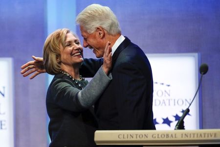 © Reuters. Former U.S. President Bill Clinton and former U.S. Secretary of State Hillary Clinton embrace during the opening plenary session labeled "Reimagining Impact" at the Clinton Global Initiative 2014 (CGI) in New York