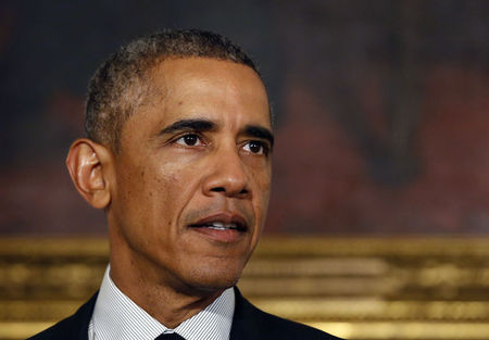 © Reuters. U.S. President Obama talks about Syria while in the State Dining Room at the White House in Washington