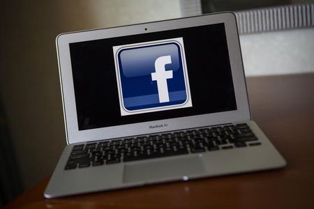 © Reuters. A portrait of the Facebook logo in Ventura