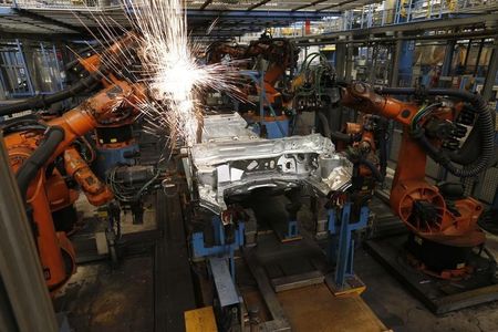 © Reuters. A welding robot creates sparks during the body shell production of a Ford Fiesta at the Ford assembly line in Cologne