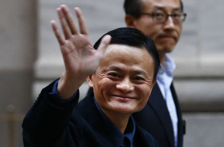 © Reuters. Alibaba Group Holding Ltd founder Jack Ma waves as he arrives at the New York Stock Exchange for his company's initial public offering in New York