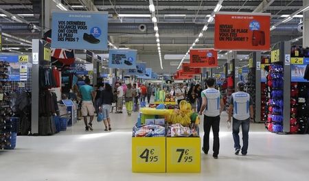 © Reuters. La actividad de la eurozona se ralentiza al continuar la caída de precios