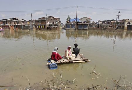 © Reuters. مقتل 22 في انهيارات ارضية وفيضانات في شمال شرق الهند