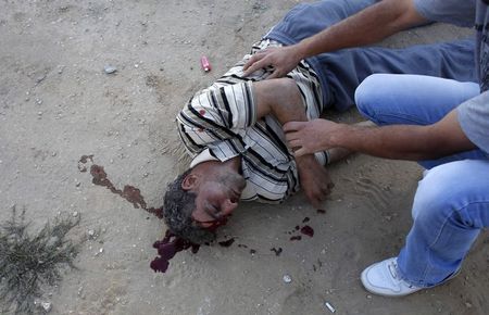© Reuters. الوفد الفلسطيني قد ينسحب من محادثات القاهرة بعد قتل اسرائيل اثنين في الخليل