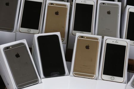 © Reuters. Apple's iPhone 6 are displayed during a news conference by Customs and Excise Department and the police in Hong Kong