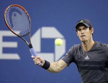 © Reuters. Murray of Britain returns a shot to Djokovic of Serbia during their quarter-final men's singles match at the 2014 U.S. Open tennis tournament in New York