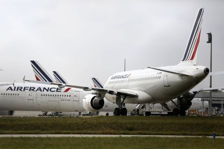 © Reuters. Air France planes are parked on the tarmac at the Charles de Gaulle International Airport in Roissy, near Paris on the second week of a strike by Air France pilots