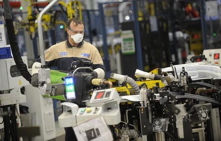 © Reuters. Un operaio della Maserati alla catena di montaggio di Grugliasco, vicino a Torino