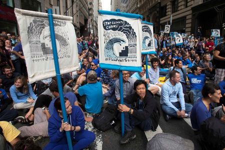 © Reuters. Manifestantes durante protesto em Wall Street, em Nova York, alertando sobre as mudanças climáticas