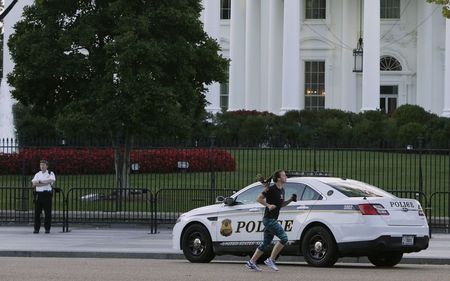 © Reuters. A United States uniformed Secret Service officer is seen at a post in front of the White House in Washington