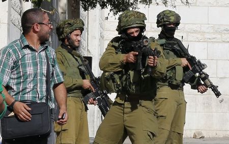 © Reuters. Soldados israelenses durante confrontos com palestinos em Hebron, na Cisjordânia