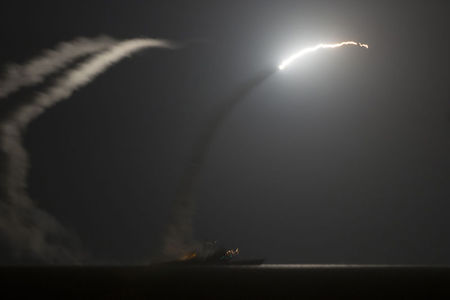 © Reuters. أمريكا ودول عربية تشن غارات جوية على الدولة الإسلامية في سوريا