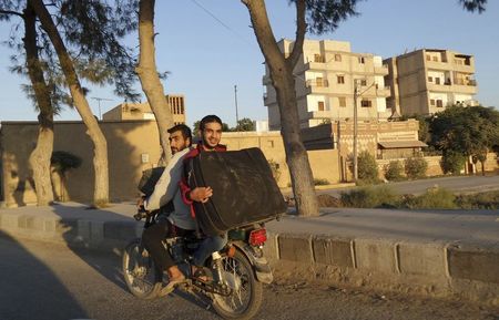 © Reuters. شهود: سكان الرقة يفرون بعد الضربات الجوية بقيادة الولايات المتحدة