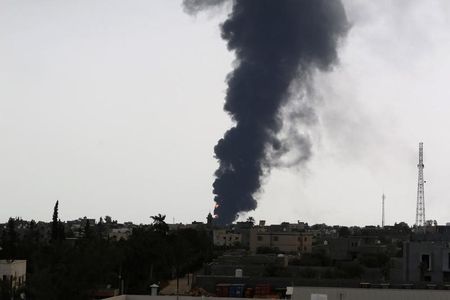 © Reuters. المعارك ومشاكل السداد تعرقل واردات الغذاء الليبية