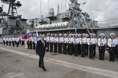 © Reuters. Russian President Vladimir Putin attends a welcoming ceremony as he inspects the Vice-Admiral Kulakov anti-submarine warfare ship in Novorossiysk