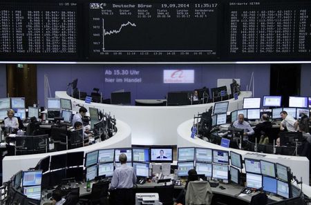 © Reuters. Las bolsas europeas caen tras decepcionantes datos económicos en la región