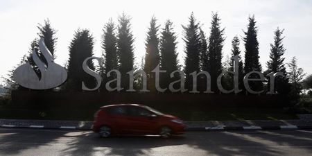 © Reuters. A car drives past the logo of Spanish Santander bank in a roundabout outside the company's headquarters in Boadilla del Monte, outside Madrid