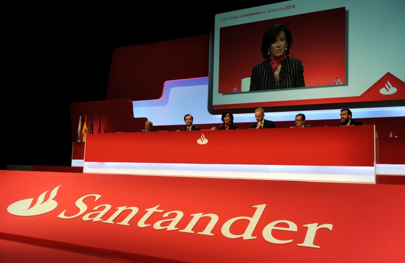&copy; Reuters Unicredit negocia con Santander unir sus unidades de gestión de activos