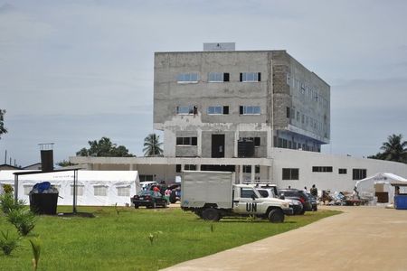 © Reuters. A newly-constructed Ebola virus treatment center is seen in Monrovia