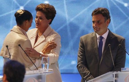 © Reuters. Marina cumprimenta presidente Dilma e Aécio observa durante debate 