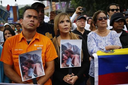 © Reuters. Supporters of former Miss Venezuela Spear take part in a demonstration against violence in Caracas