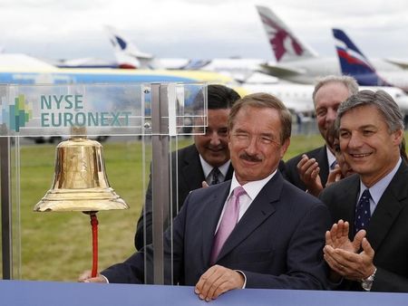 © Reuters. CEO of Air Lease Corp. Steven Udvar-Hazy rings the New York Stock Exchange bell alongside CEO of Boeing Commercial Airplanes Ray Conner at the Farnborough Airshow 2012 in southern England