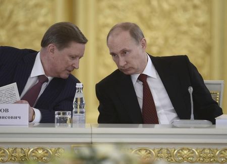 © Reuters. Russian President Putin speaks with Ivanov, head of the presidential administration, during a government meeting in Moscow's Kremlin