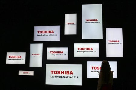 © Reuters. A visitor looks at a display of Japan's Toshiba company during the IFA Electronics show in Berlin