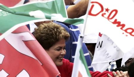 © Reuters. Rousseff recupera ventaja en la carrera presidencial de Brasil 