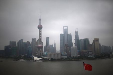 © Reuters. The Bund on the banks of the Huangpu River is pictured on a hazy day in Shanghai