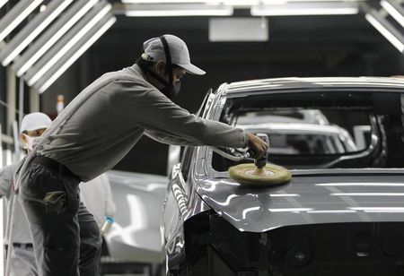 © Reuters. Un operaio giapponese a lavoro 