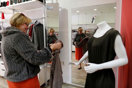 © Reuters. Una cliente in un negozio di abbigliamento 