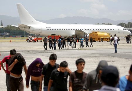 © Reuters. Imigrantes ilegais da Guatemala deportados dos EUA chegam ao aeroporto La Aurora, na Cidade da Guatemala