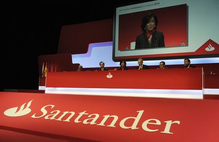 © Reuters. Nova presidente do Conselho de Administração do Santander, Ana Botín, discursa em reunião geral extraordinária do banco, na Espanha