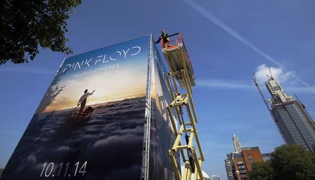 © Reuters. Propaganda para novo álbum do Pink Floyd, "The Endless River", é instalada em Londres